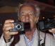 Le photographe Gilles Bensimon, opérationnel avec ses deux appareils photo à la main lors du défilé haute couture de Jean Paul Gaultier. Paris, le 4 juillet 2012.