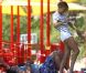 Eddie Cibrian passe la journée de la fête des pères en compagnie de ses fils Mason et Jake ainsi qu'avec sa femme LeAnn Rimes le 2 juillet 2012 dans un superbe parc de Malibu