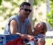 Eddie Cibrian passe la journée de la fête des pères en compagnie de ses fils Mason et Jake ainsi qu'avec sa femme LeAnn Rimes le 2 juillet 2012 dans un superbe parc de Malibu