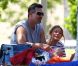 Eddie Cibrian passe la journée de la fête des pères en compagnie de ses fils Mason et Jake ainsi qu'avec sa femme LeAnn Rimes le 2 juillet 2012 dans un superbe parc de Malibu