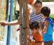 Eddie Cibrian passe la journée de la fête des pères en compagnie de ses fils Mason et Jake ainsi qu'avec sa femme LeAnn Rimes le 2 juillet 2012 dans un superbe parc de Malibu