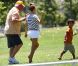 Eddie Cibrian passe la journée de la fête des pères en compagnie de ses fils Mason et Jake ainsi qu'avec sa femme LeAnn Rimes le 2 juillet 2012 dans un superbe parc de Malibu