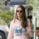 Alessandra Ambrosio sur la plage : une maman sexy et joueuse avec sa fille