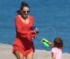 Alessandra Ambrosio sur la plage : une maman sexy et joueuse avec sa fille