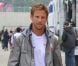 Jenson Button dans le paddock du Grand Prix de Formule 1 de Grande Bretagne à Silverstone le 8 juillet 2012
