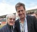 Hugh Grant et Bernie Ecclestone dans le paddock du Grand Prix de Formule 1 de Grande-Bretagne à Silverstone le 8 juillet 2012