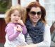 Alyson Hannigan et sa fille Satyana à Los Angeles, le 26 avril 2012.