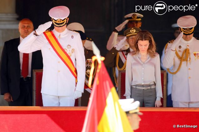 AGENDA DE LOS PRINCIPES DE ASTURIAS - Página 66 893846-le-prince-felipe-d-espagne-en-uniforme-637x0-1