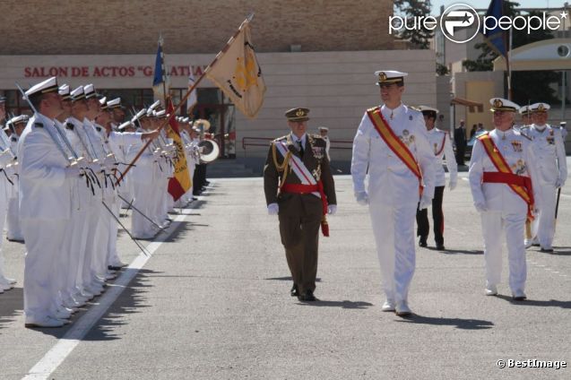 AGENDA DE LOS PRINCIPES DE ASTURIAS - Página 66 893848-le-prince-felipe-d-espagne-en-uniforme-637x0-1