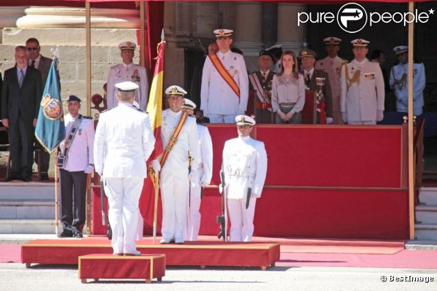 AGENDA DE LOS PRINCIPES DE ASTURIAS - Página 66 893849-le-prince-felipe-d-espagne-en-uniforme-637x0-1