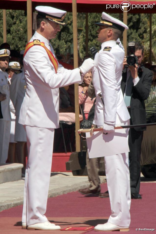 AGENDA DE LOS PRINCIPES DE ASTURIAS - Página 66 893850-le-prince-felipe-d-espagne-en-uniforme-637x0-1