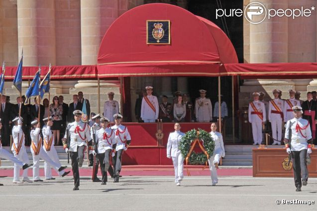 AGENDA DE LOS PRINCIPES DE ASTURIAS - Página 66 893851-le-prince-felipe-d-espagne-en-uniforme-637x0-1