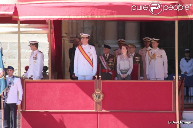 AGENDA DE LOS PRINCIPES DE ASTURIAS - Página 66 893853-le-prince-felipe-d-espagne-en-uniforme-637x0-1