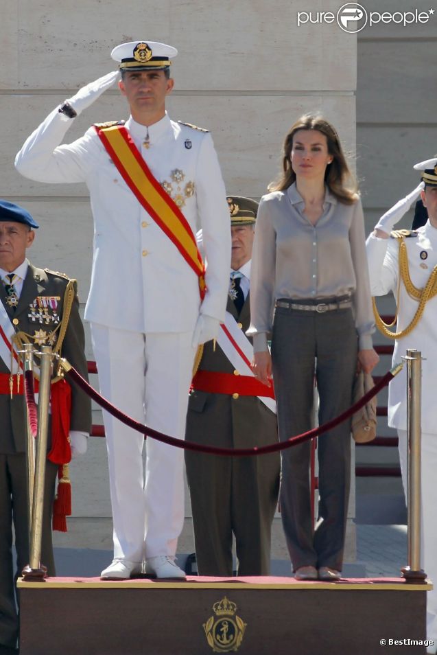 AGENDA DE LOS PRINCIPES DE ASTURIAS - Página 66 893854-le-prince-felipe-d-espagne-en-uniforme-637x0-2