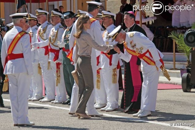 AGENDA DE LOS PRINCIPES DE ASTURIAS - Página 66 893856-le-prince-felipe-d-espagne-en-uniforme-637x0-1