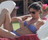 Inès Sastre, en bikini, se repose sur un transat' à Sotogrande en Espagne. Le 12 juillet 2012.