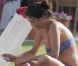 Inès Sastre, en bikini, se repose sur un transat' à Sotogrande en Espagne. Le 12 juillet 2012.