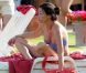 Inès Sastre, en bikini, se repose sur un transat' à Sotogrande en Espagne. Le 12 juillet 2012.