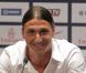 Zlatan Ibrahimovic le 18 juillet 2012 au Parc des Princes entouré de Nasser El-Khalaïfi et Leonardo lors de sa conférence de presse