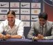 Zlatan Ibrahimovic le 18 juillet 2012 lors de sa conférence de presse au Parc des Princes en compagnie de Leonardo et Nasser El-Khalaïfi