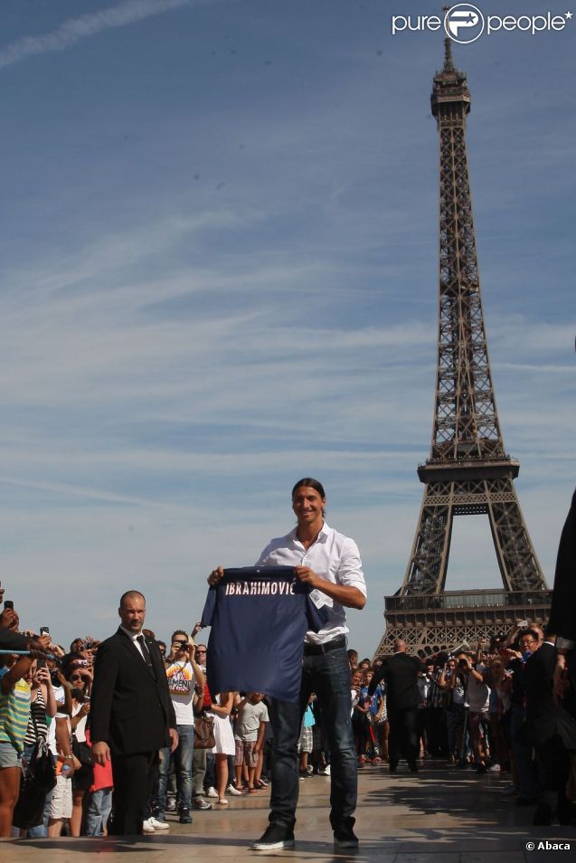 Zlatan Ibrahimovic le 18 juillet 2012 au Trocadéro à Paris au milieu des supporters quelques minutes après sa conférence de presse au Parc des Princes qui officialise sa venue au PSG