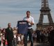 Zlatan Ibrahimovic le 18 juillet 2012 au Trocadéro à Paris au milieu des supporters quelques minutes après sa conférence de presse au Parc des Princes qui officialise sa venue au PSG