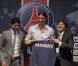 Zlatan Ibrahimovic le 18 juillet 2012 au Parc des Princes entouré de Nasser El-Khalaïfi et Leonardo lors de sa conférence de presse