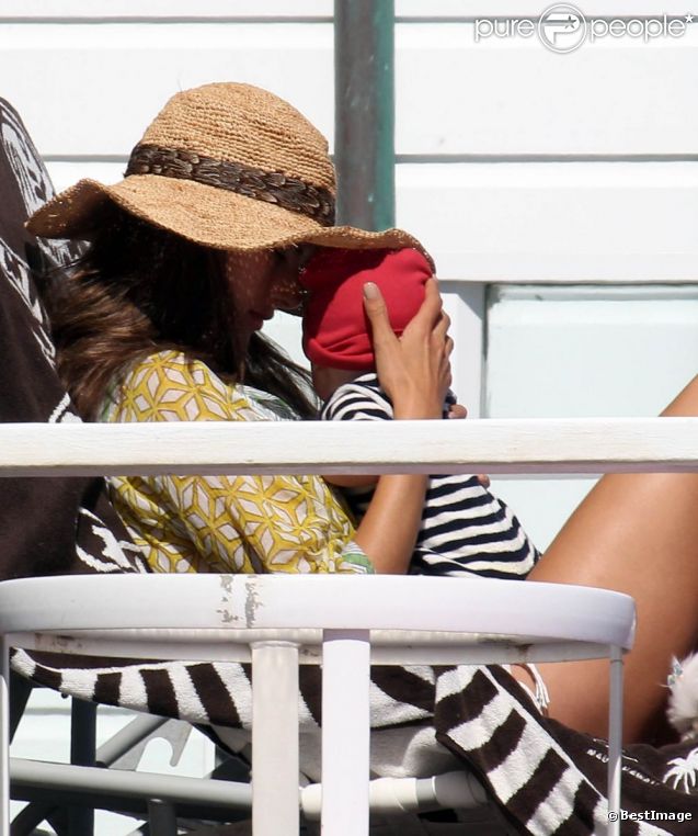 Alessandra Ambrosio et son fils Noah, bien protégé du soleil, sur une plage de Malibu, le 20 juillet 2012.