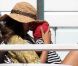 Alessandra Ambrosio et son fils Noah, bien protégé du soleil, sur une plage de Malibu, le 20 juillet 2012.