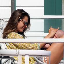 Alessandra Ambrosio et son fils Noah sur une plage de Malibu, le 20 juillet 2012.