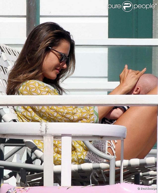Alessandra Ambrosio et son fils Noah sur une plage de Malibu, le 20 juillet 2012.