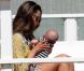 Alessandra Ambrosio et son fils Noah sur une plage de Malibu, le 20 juillet 2012.