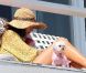 Alessandra Ambrosio et son fils Noah sur une plage de Malibu, le 20 juillet 2012.