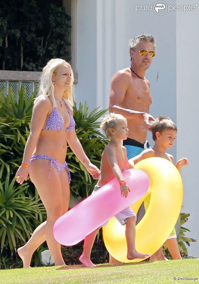 Britney Spears, ses enfants Sean Preston et Jayden James, et le fiancé de la chanteuse, Jason Trawick, se rendent à la plage, à Hawaï, le jeudi 5 juillet 2012.