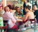 Jennifer Lopez s'offre un petit restaurant avec ses amis et son chéri Casper Smart. New York, le 24 juillet 2012.