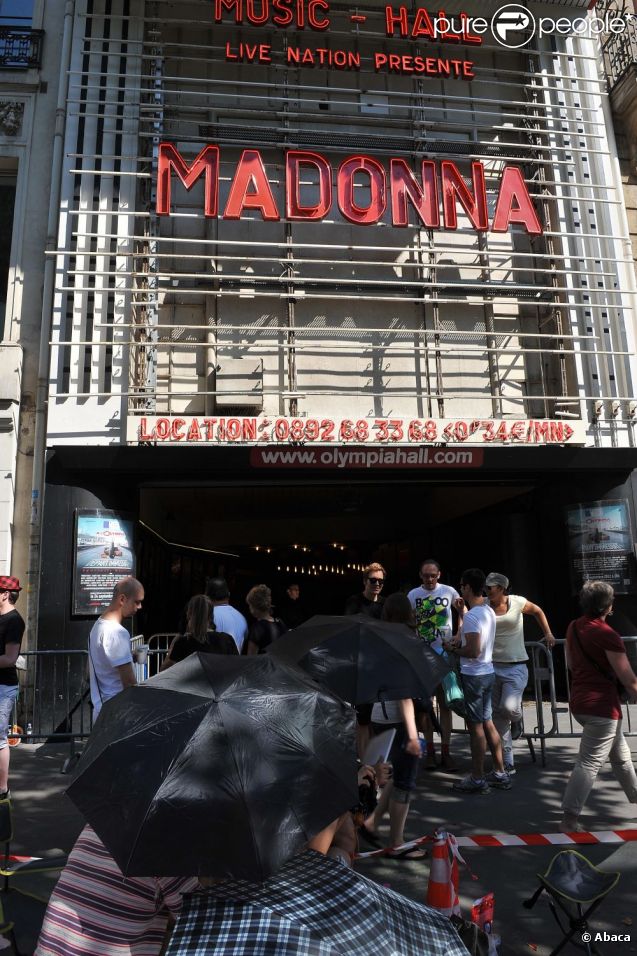 Les fans de Madonna sont déjà devant l'Olympia depuis deux jours, le 26 juillet 2012.