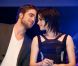 Robert Pattinson et Kristen Stewart le 14 novembre 2009 à Munich pour la promotion de Twilight 2, échangeant des regards très complices