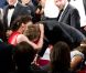 Kristen Stewart sussure des mots doux à Robert Pattinson sur le tapis rouge cannois de Cosmopolis au Festival de Cannes 2012