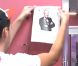 Julien préfère afficher le poster de soutien à Kevin... aux toilettes ! (Secret Story 6 - vendredi 27 juillet 2012).