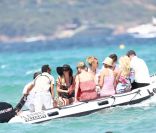 A bord d'un bateau pneumatique, Paris Hilton rejoint un yacht pour y passer la journée, à St-Tropez, le samedi 28 juillet 2012.