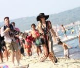 Cernée par les photographes, Paris Hilton se promène sur la plage de Pampelonne, à St-Tropez, le samedi 28 juillet 2012.