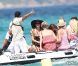 A bord d'un bateau pneumatique, Paris Hilton rejoint un yacht pour y passer la journée, à St-Tropez, le samedi 28 juillet 2012.