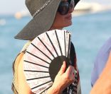 Sous son chapeau noire et éventail à la main, Paris Hilton se promène sur la plage de Pampelonne, à St-Tropez, le samedi 28 juillet 2012.