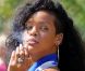  Rihanna fait une pause cigarette lorsqu'elle fait du shopping dans les rues de Monaco le 29 juillet 2012 