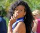  Rihanna fait une pause cigarette lorsqu'elle fait du shopping dans les rues de Monaco le 29 juillet 2012 