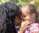  Rihanna fait un bisou à une fan lorsqu'elle fait du shopping dans les rues de Monaco le 29 juillet 2012 