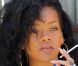  Rihanna fait une pause cigarette lorsqu'elle fait du shopping dans les rues de Monaco le 29 juillet 2012 