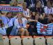 Le prince Guillaume de Luxembourg, avec sa fiancée la comtesse Stéphanie de Lannoy, porte haut les couleurs du grand-duché dans les gradins de l'Aquatics Centre de Londres le 31 juillet 2012.