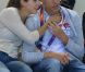 Pause câlin pour le prince Louis de Luxembourg et son épouse la princesse Tessy dans les gradins de l'Aquatics Centre de Londres le 31 juillet 2012.