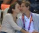 Pause câlin pour le prince Louis de Luxembourg et son épouse la princesse Tessy dans les gradins de l'Aquatics Centre de Londres le 31 juillet 2012.